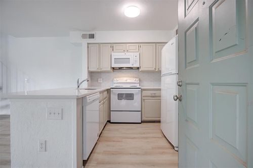 c207-11520 N May Ave, Oklahoma City, OK, 73120-5851 | Card Image