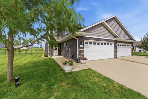617 Dakota Ave, Tiffin, IA, 52340-4761 | Card Image
