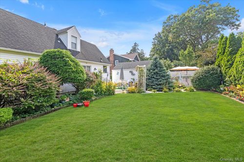 635 Rockland St, Westbury, NY, 11590-3411 | Card Image