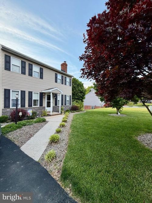 880 Lismore Blvd, York, PA, 17402-9271 | Card Image