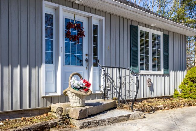 18 E Beehive Dr, House other with 3 bedrooms, 2 bathrooms and 10 parking in Bobcaygeon ON | Image 4
