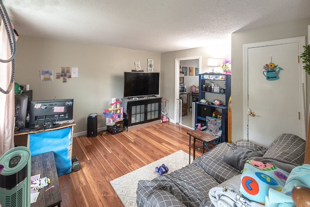 Arnold Ave, Lowell, MA 01852