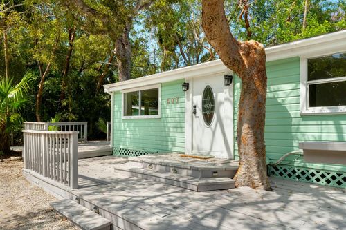 125 Tree Ln, Tavernier, FL, 33070-2833 | Card Image