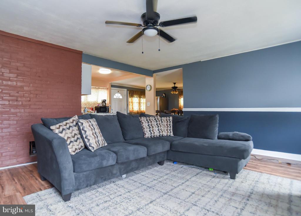 Residential in LEVITTOWN 3