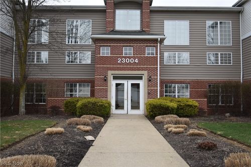 4-344-23004 Chandlers Ln, Olmsted Falls, OH, 44138-3272 | Card Image