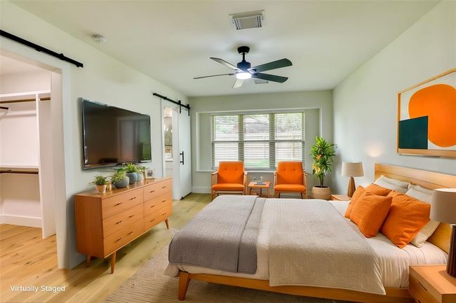Primary bedroom with en suite and large walk in closet | Image 18