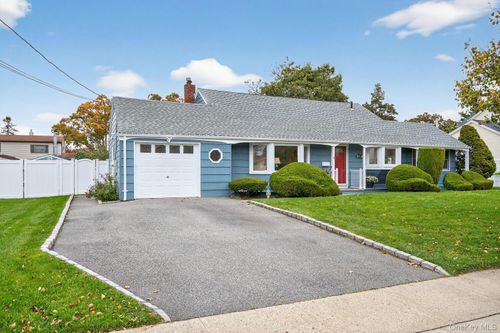 13 Pocahontas St W, Massapequa, NY, 11758-7418 | Card Image