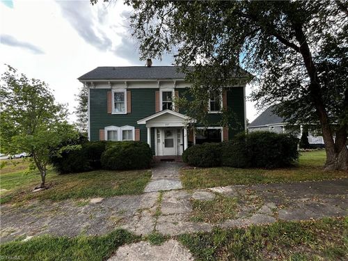 207 Summit St, Walnut Cove, NC, 27052-9354 | Card Image