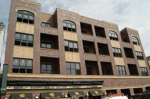 208-918 Belmont Ave, Chicago, IL, 60657-9440 | Card Image