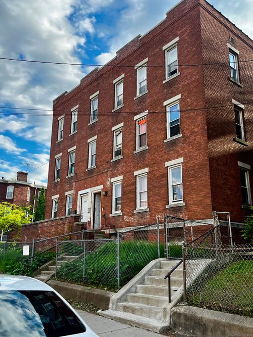 2s-143 Putnam St, Hartford, CT, 06106-1328 | Card Image