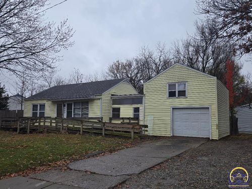 805 Se 33rd Ter, Topeka, KS, 66605-2620 | Card Image