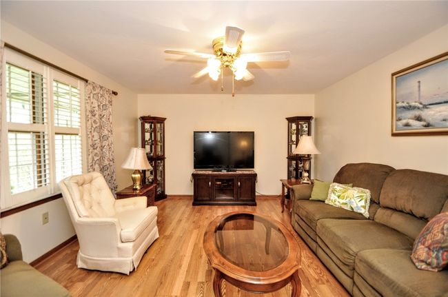 You can relax in here after a busy day, nice and bright! | Image 15