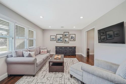 117 5th St, Saint James, NY, 11780-1925 | Card Image