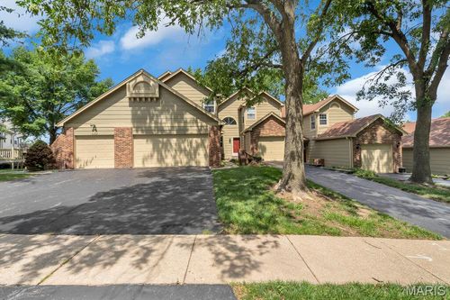 3196 Autumn Trace Dr, Maryland Heights, MO, 63043-4925 | Card Image