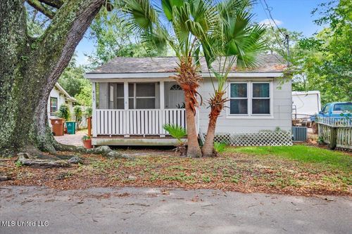 415 Dacey St, Biloxi, MS, 39530-2318 | Card Image