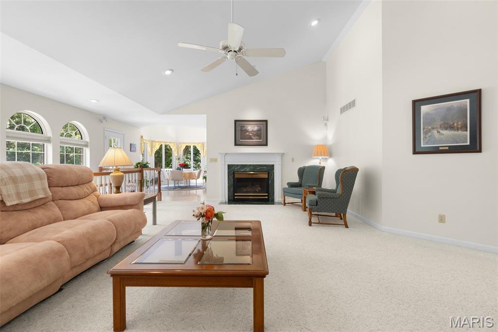 Residential in Villa Ridge 5