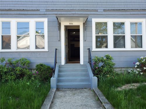 668 Grove St, Woonsocket, RI, 02895-8866 | Card Image