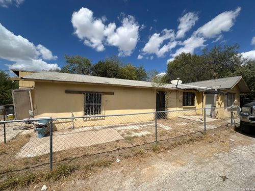 34 County Road 521, Eagle Pass, TX, 78852-6121 | Card Image