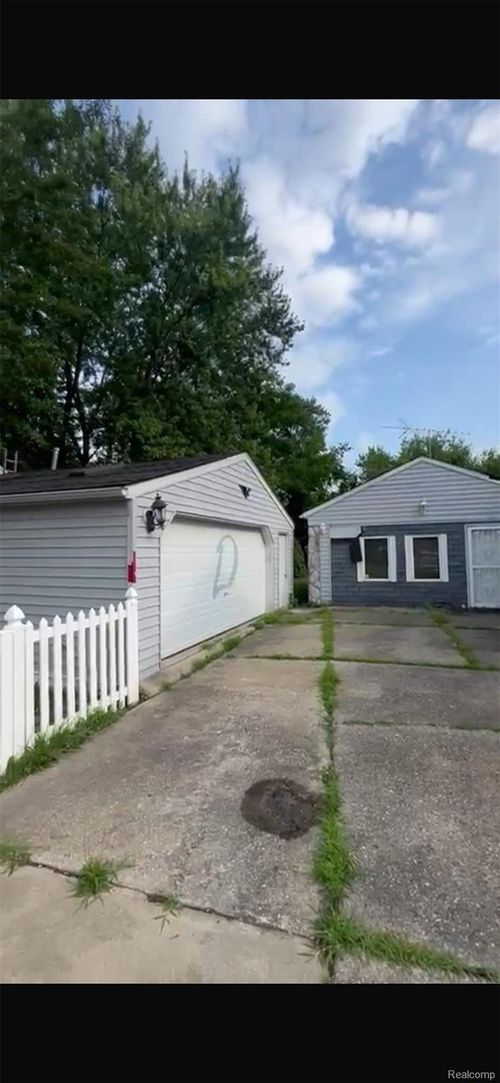 26735 Annapolis St, Dearborn Heights, MI, 48125-1302 | Card Image