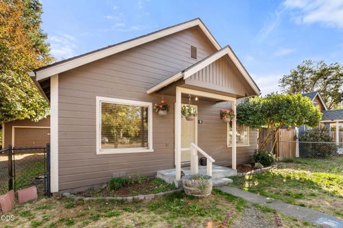 911 Sw I St, Grants Pass, OR, 97526-2615 | Card Image