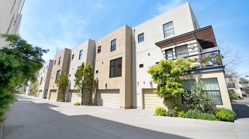 153 City Limits Cir, Emeryville, CA, 94608-1058 | Card Image