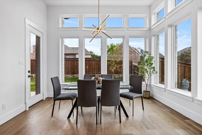 Sunroom with a notable chandelier | Image 15