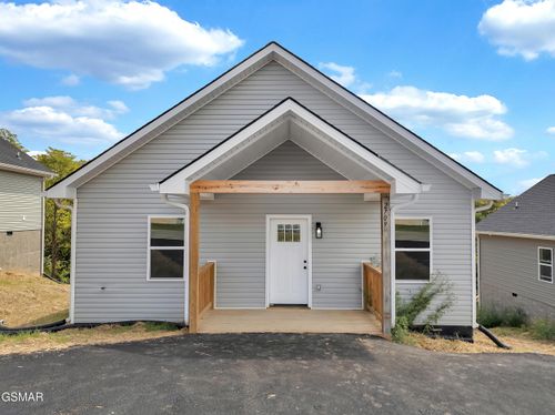 2709 Knoll Run Ct, Sevierville, TN, 37876-3415 | Card Image