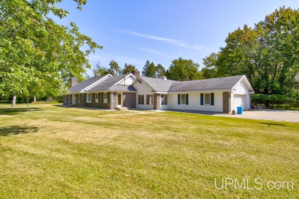River Dr, Menominee, MI 49858