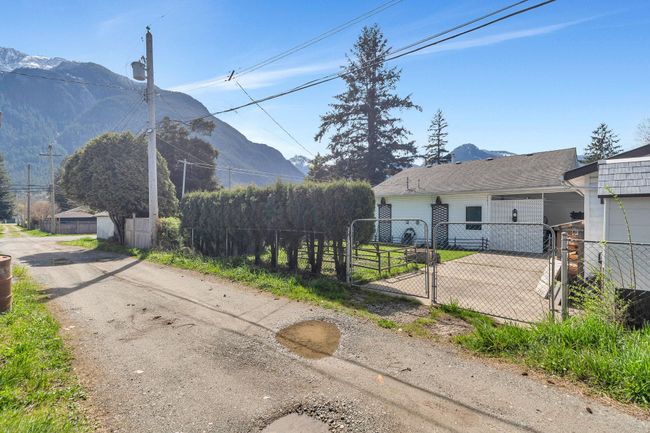 477 3 Rd Avenue, House other with 3 bedrooms, 2 bathrooms and 4 parking in Hope BC | Image 40