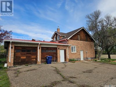 621 Railway Ave E, House other with 5 bedrooms, 3 bathrooms and null parking in Ponteix SK | Image 2