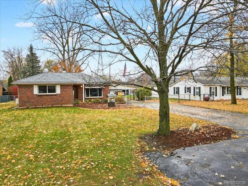 3653 Joslyn Rd, Lake Orion, MI, 48359-1217 | Card Image