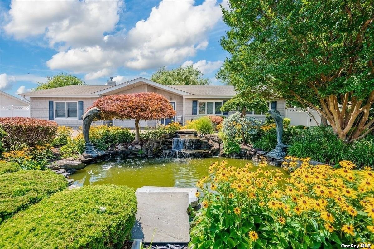 Dolphin Ln, Copiague, NY 11726
