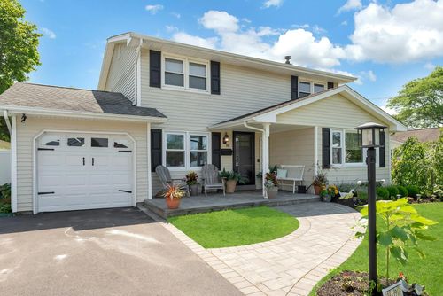 19 Harp Ln, Sayville, NY, 11782-2206 | Card Image
