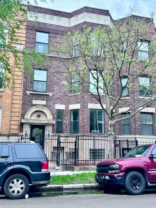 4040 Calumet Ave, Chicago, IL, 60653-2242 | Card Image