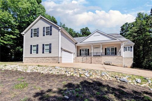 100 Lakewood Dr, Williamsburg, VA, 23185-3172 | Card Image