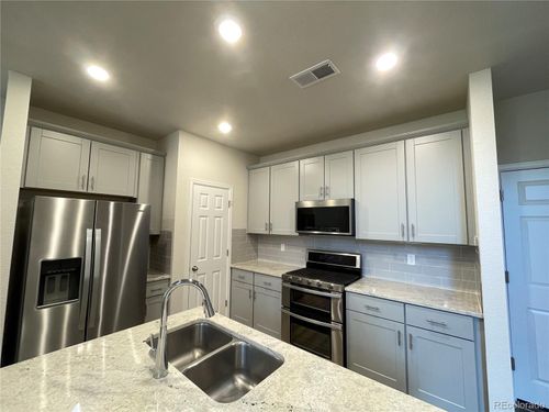 6089 N Liverpool St, Aurora, CO, 80019-2320 | Card Image