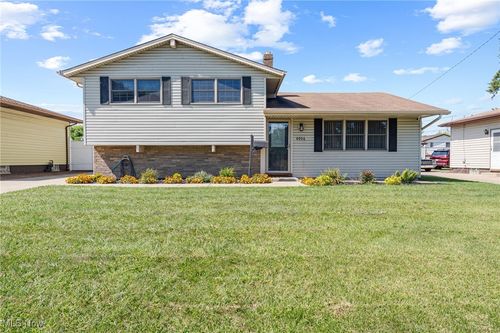 6054 Langer Dr, Brook Park, OH, 44142-2146 | Card Image