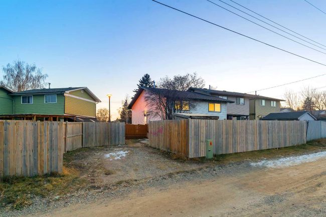 2966 Doverville Crescent Se, Home with 4 bedrooms, 2 bathrooms and 2 parking in Calgary AB | Image 35