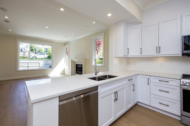 335 E 6 Th Street, Home with 5 bedrooms, 3 bathrooms and 2 parking in North Vancouver BC | Image 10