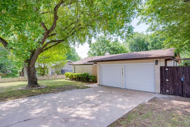 Garage with fence and driveway | Image 4