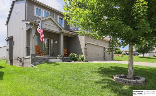 18607 Blackwalnut St, Omaha, NE, 68136-1697 | Card Image