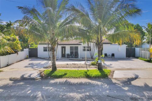 6520 W 8th Ln, Hialeah, FL, 33012-6426 | Card Image