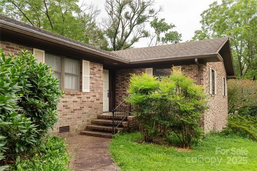 27 Country Rd, Hendersonville, NC, 28791-8601 | Card Image