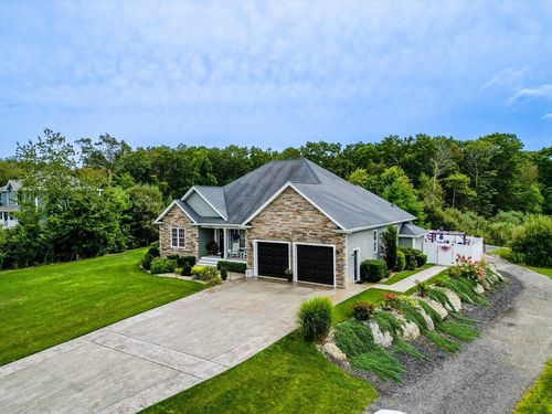 100 Oxford Ln, Swansea, MA, 02777-3584 | Card Image