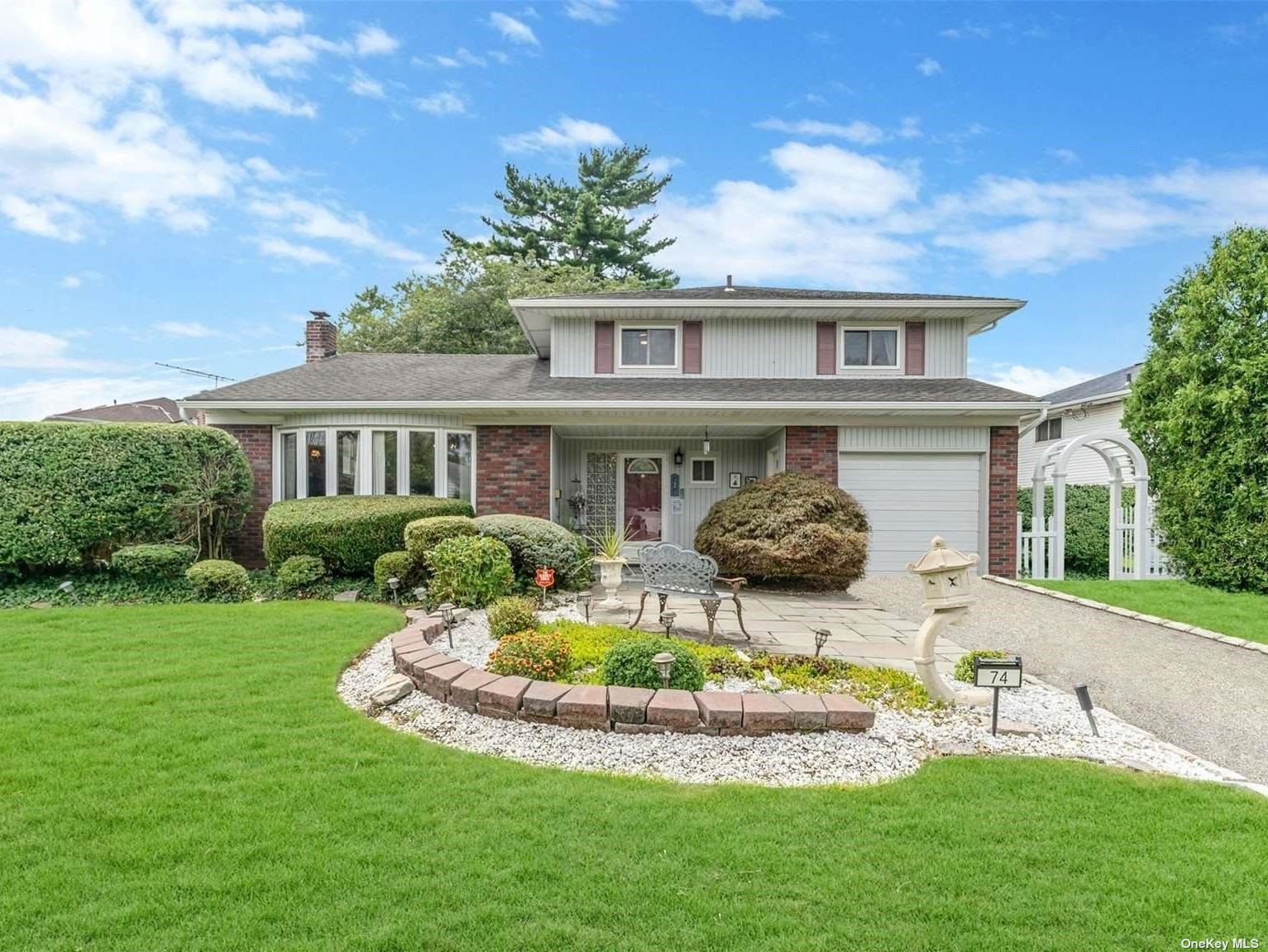Sunnyside Ln, Westbury, NY 11590