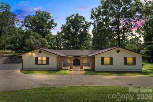4024 Wandering Ln Ne, Hickory, NC, 28601-8771 | Card Image