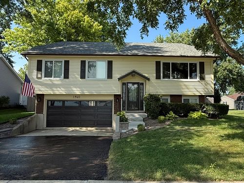 1940 Division St, St. Charles, IL, 60174-4607 | Card Image
