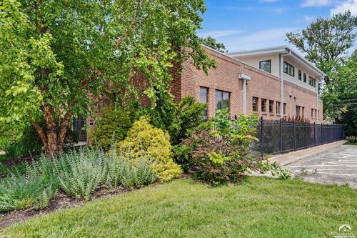832 Ohio St, Lawrence, KS, 66044-2662 | Card Image