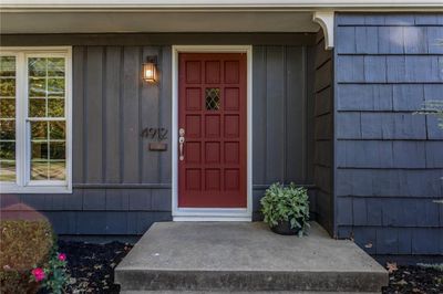 Welcoming front door in a great walkable area! | Image 2