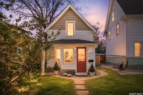 447 Athabasca Street W, Moose Jaw, SK, S6H2C4 | Card Image